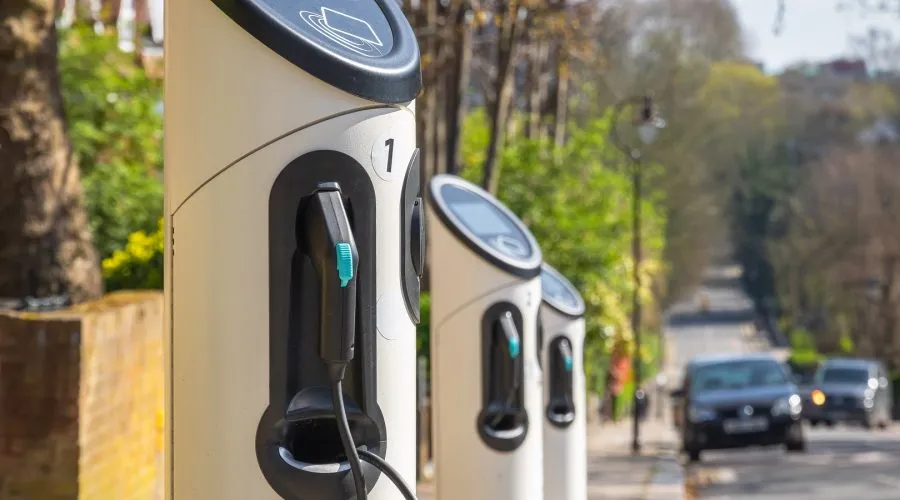 Dynamisches Lastmanagement & Lademanagement für Elektrofahrzeuge: Lastspitzen vermeiden und Kosten senken