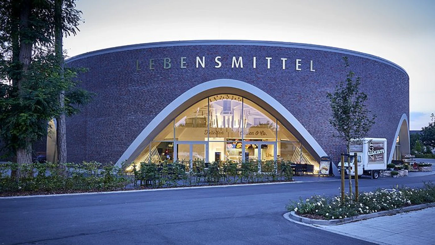 Verbrauchermarkt der aktiv & irma-Kette im Raum Oldenburg mit Photovoltaikanlage auf dem Dach.