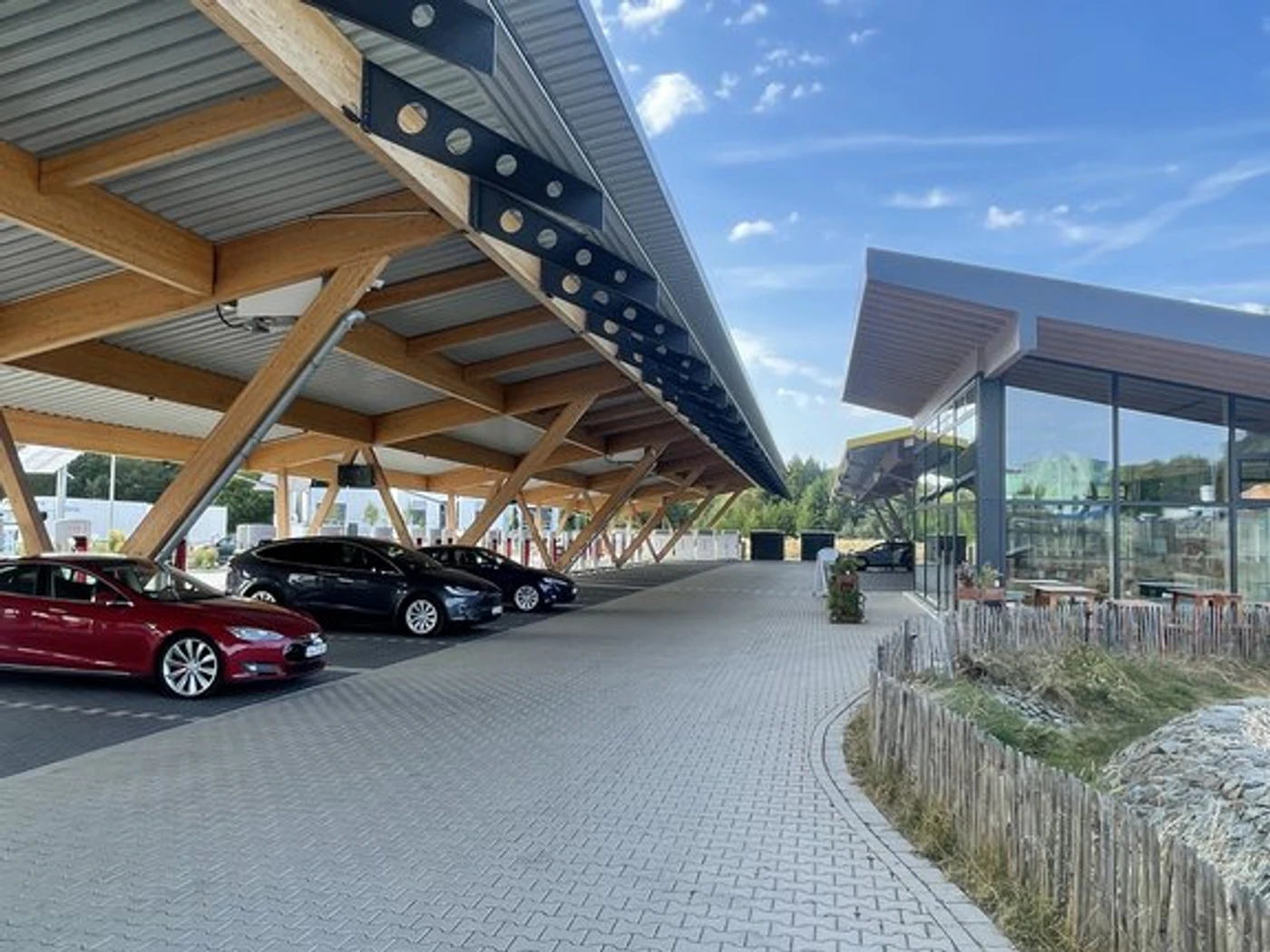 Ladepark Hilden Seed & Greet mit Schnellladesäulen und Pavillon am Autobahnkreuz Hilden.