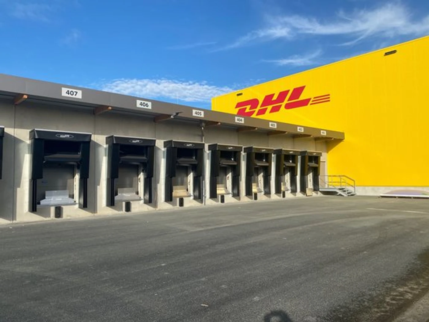 DHL Express Logistik-Hub mit Ladepark für die Elektroflotte.