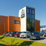 coneva rüstet Standorte der Autohaus Koch GmbH mit Energiemanagementsystem für vernetzte Steuerung von Ladeinfrastruktur und PV aus
