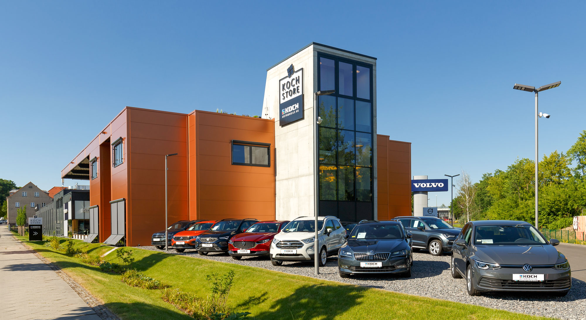coneva rüstet Standorte der Autohaus Koch GmbH mit Energiemanagementsystem für vernetzte Steuerung von Ladeinfrastruktur und PV aus